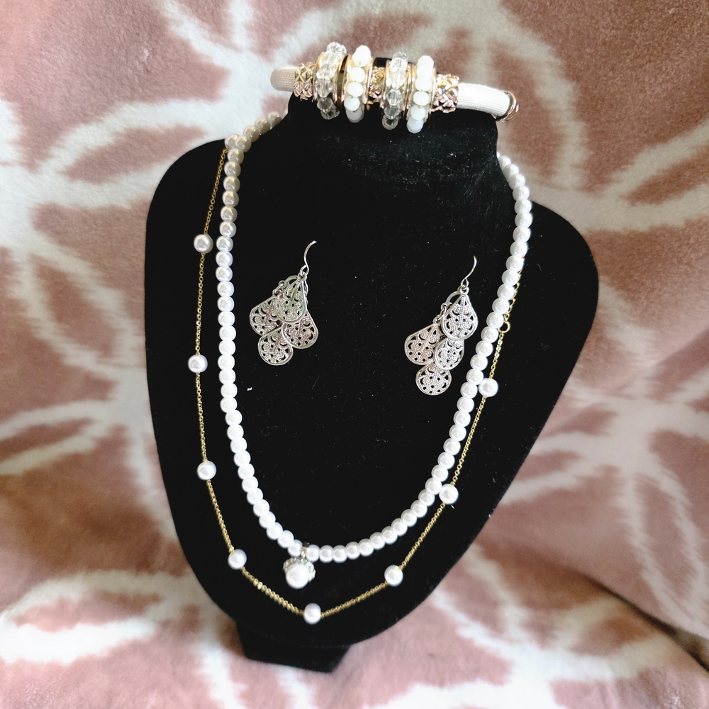 Elegant Pearl and Gold Jewelry Set